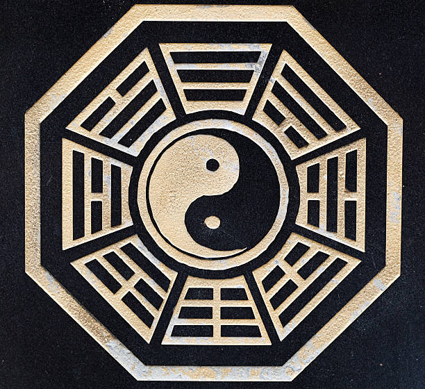 yin yang bagua - i ching bagua yin yang symbol tai chi stock-fotos und bilder