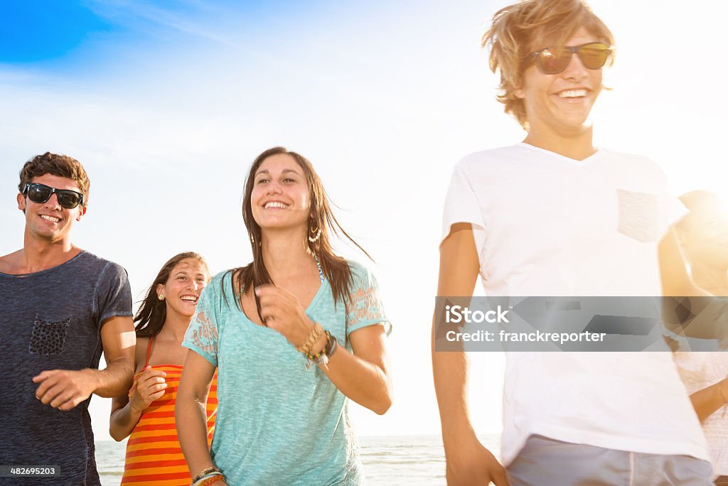 Группа друзей, бег на пляже - Стоковые фото Активный образ жизни роялти-фри