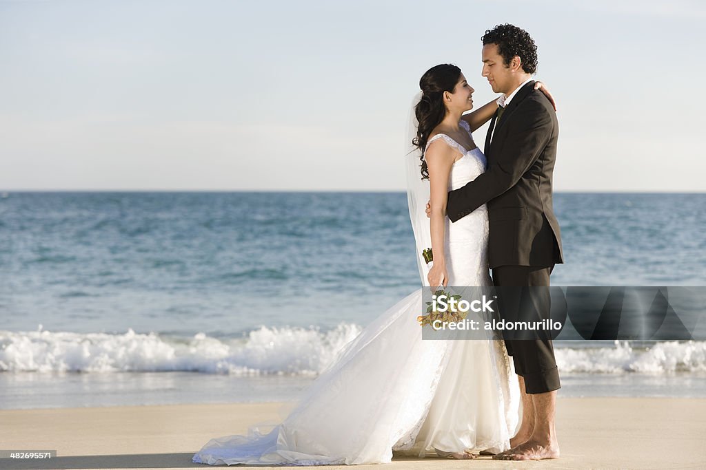 Romance na praia - Foto de stock de Casamento royalty-free