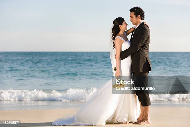 Foto de Romance Na Praia e mais fotos de stock de Casamento - Casamento, 20 Anos, Abraçar
