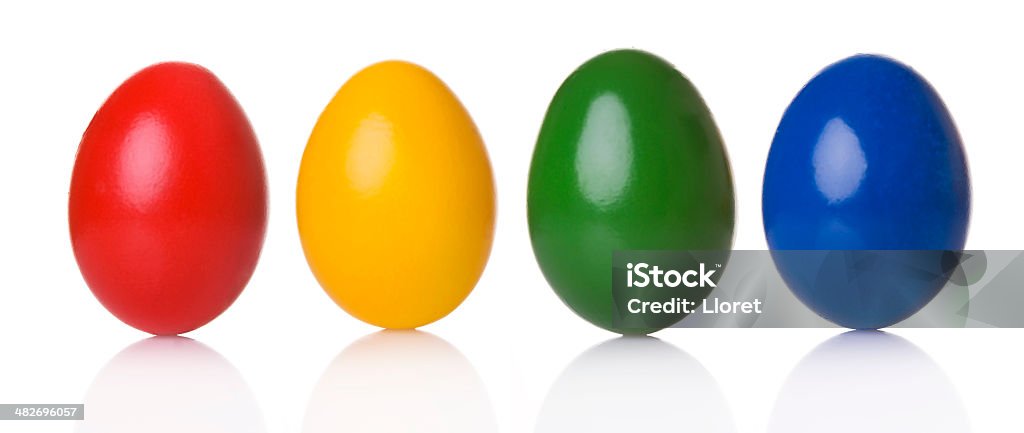 Ovos de Páscoa coloridos em uma fileira - Foto de stock de Amarelo royalty-free