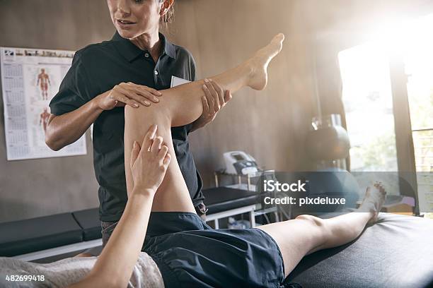 Hilfe Zu Stoßen Muskeln Stockfoto und mehr Bilder von Physiotherapie - Physiotherapie, Masseur, Alternative Behandlungsmethode