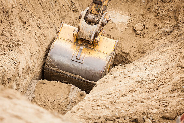 excavator ciągnika kopać a rów - earth mover working field dirt zdjęcia i obrazy z banku zdjęć