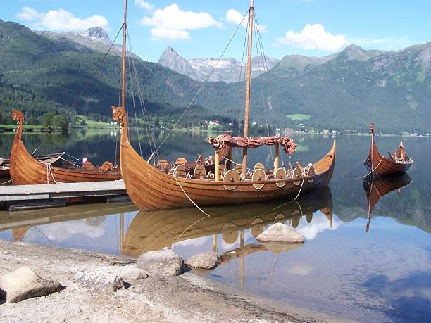 barco de vikingos - drakkar fotografías e imágenes de stock