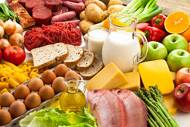 tabella riempita con diversi tipi di alimenti - full length indoors food nobody foto e immagini stock