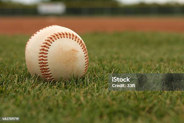 Baseballspieler Auf Dem Rasen Stockfoto und mehr Bilder von Baseball - Baseball, Baseball-Spielball, Fotografie