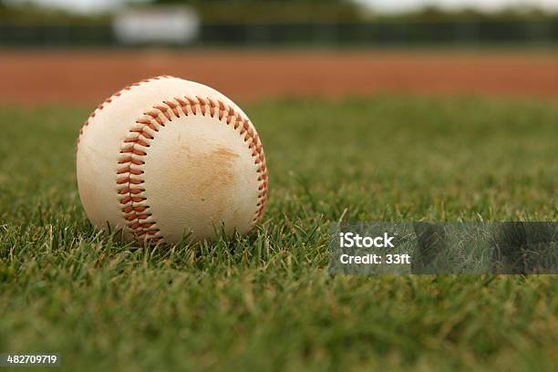 Photo libre de droit de Baseball Sur Lherbe banque d'images et plus d'images libres de droit de Activité de loisirs - Activité de loisirs, Balle de baseball, Balle ou ballon