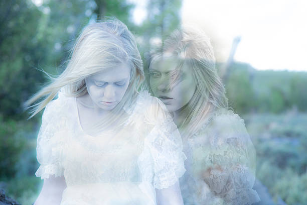 символы: haunting, грустный призрак женщины в белом платье forest. в викторианском стиле. - ghost women caucasian transparent стоковые фото и изображения