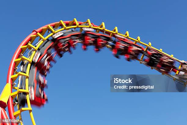 Rollercoaster Przeciw Błękitne Niebo - zdjęcia stockowe i więcej obrazów Rollercoaster - Rollercoaster, Atrakcja w wesołym miasteczku, Niebieski