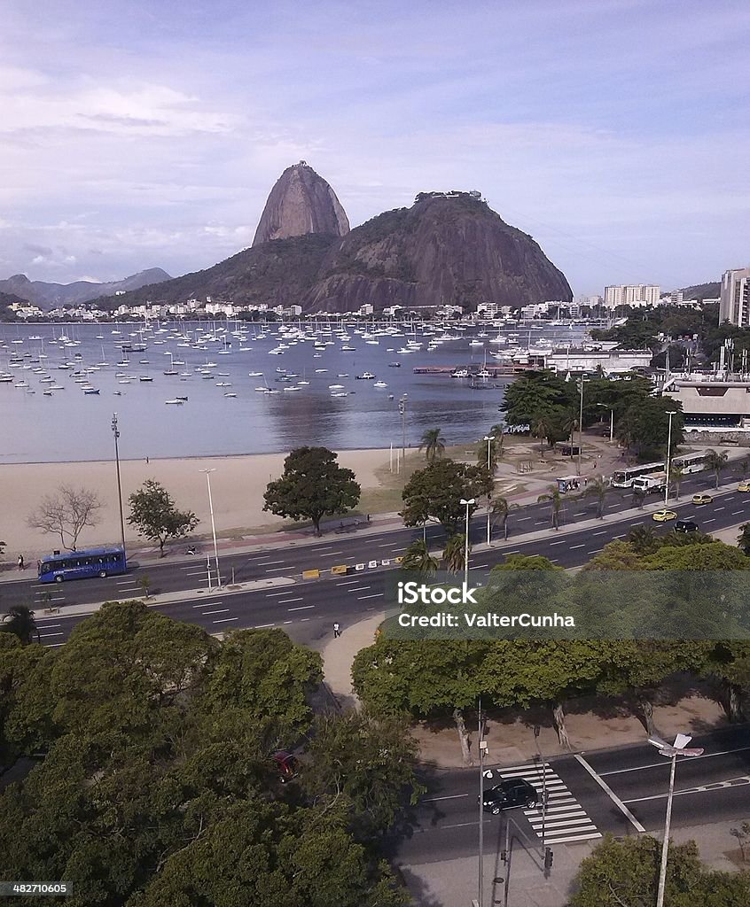 Botafogo Beach and Marina i Sugarloaf Kołyszą Formę w Urca, Rio - Zbiór zdjęć royalty-free (Aleja)