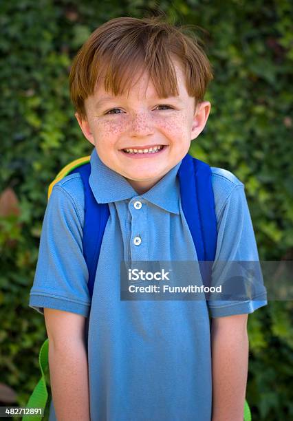Rotes Haar Junge Lächelnd Auf First Day Of School Stockfoto und mehr Bilder von Jungen - Jungen, Beginn des Schuljahres, 4-5 Jahre