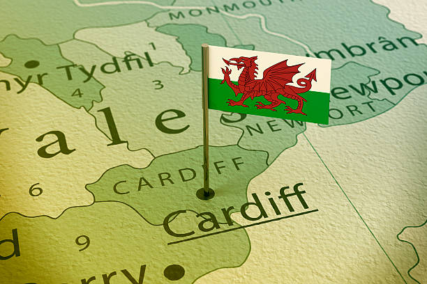 cardiff wales pin mapa vintage bandeira - wales cardiff map welsh flag imagens e fotografias de stock