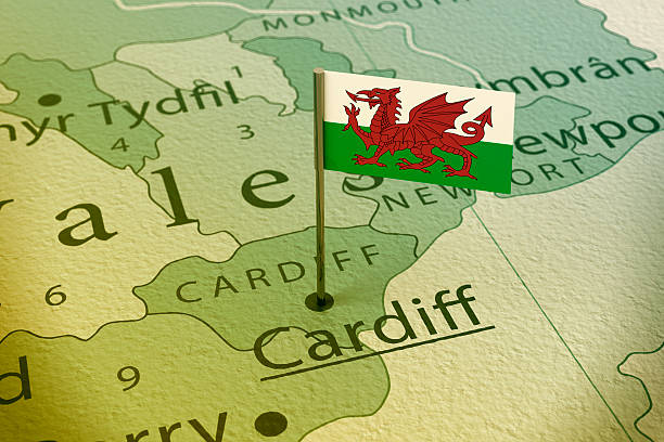 кардифф уэльс флаг пин карта vintage - wales cardiff map welsh flag стоковые фото и изображения