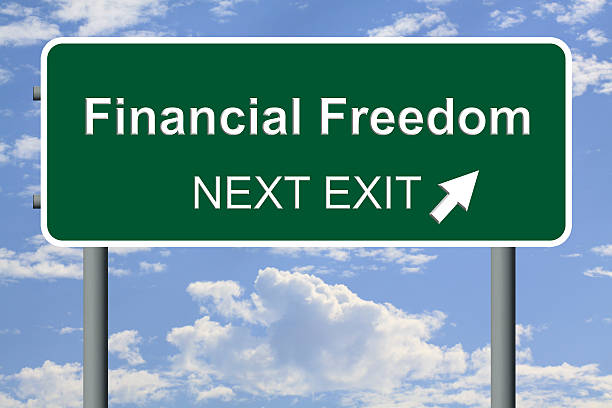 istock Financial Freedom Road Sign 482713903