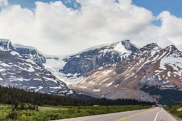 istock Icefield Parkway in the Rockies 482715542