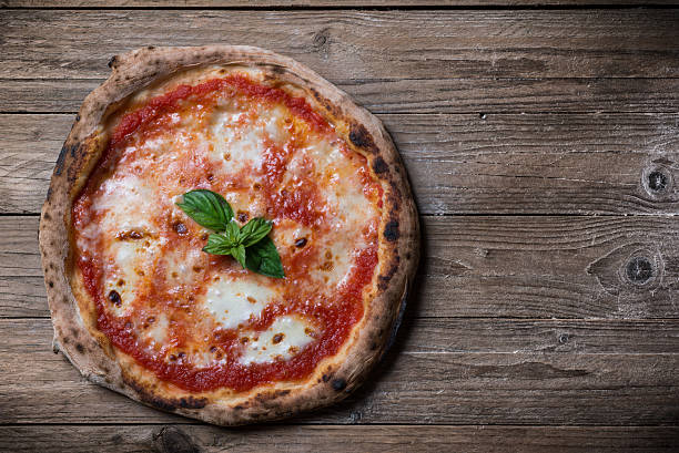 pizza margarita - cheese pizza fotografías e imágenes de stock