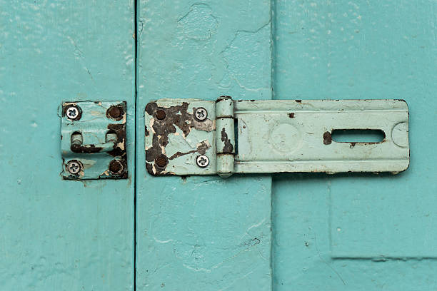 istock old bolts door 482719102