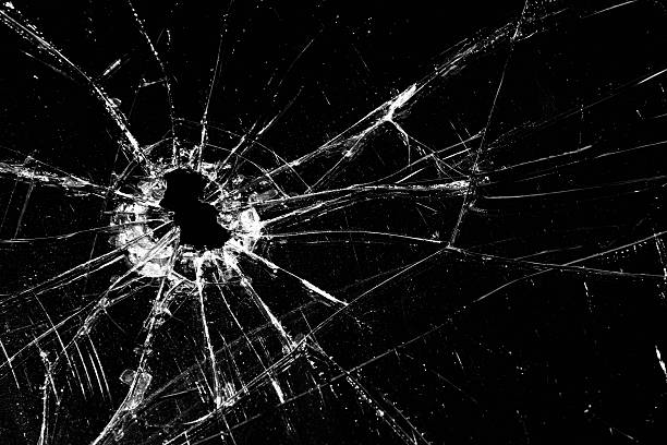 vidro quebrado - bullet hole hole glass destruction - fotografias e filmes do acervo