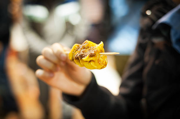 siumai on a stick, una popular hong kong street alimentos - shumai fotografías e imágenes de stock