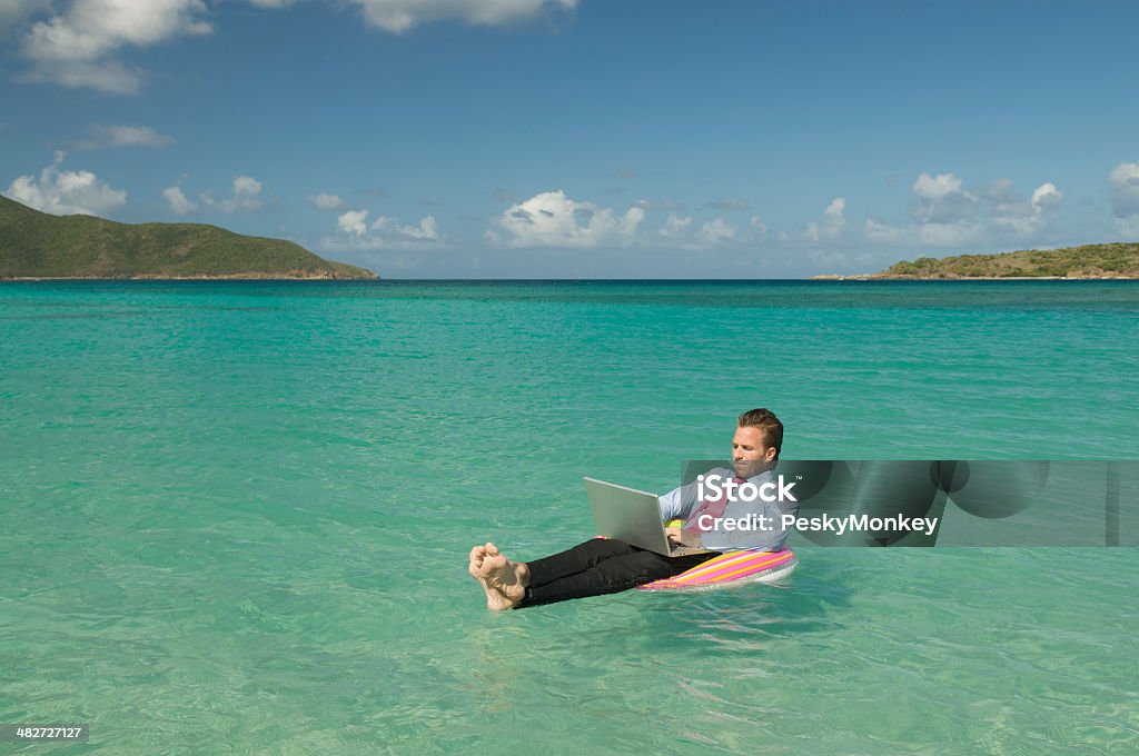 Descontraído flutuando Empresário trabalhando com Laptop flutuando - Foto de stock de Humor royalty-free