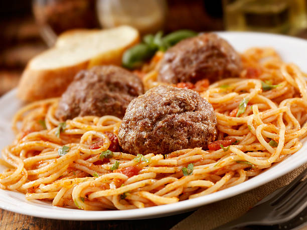 spaghetti mit fleischbällchen großen - cheese focus on foreground on top of portion stock-fotos und bilder