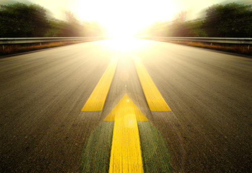 Road y amarillo flecha. photo