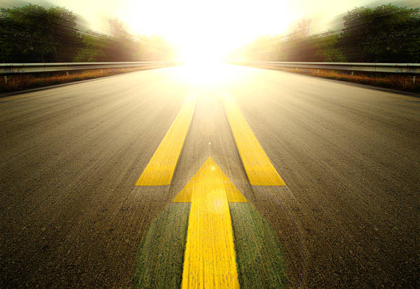 road と黄色アロウます。 - defocused blurred motion road street ストックフォトと画像