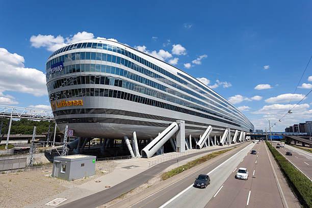 未来的なオフィスビルのフランクフルトエアポート - frankfurt international airport ストックフォトと画像