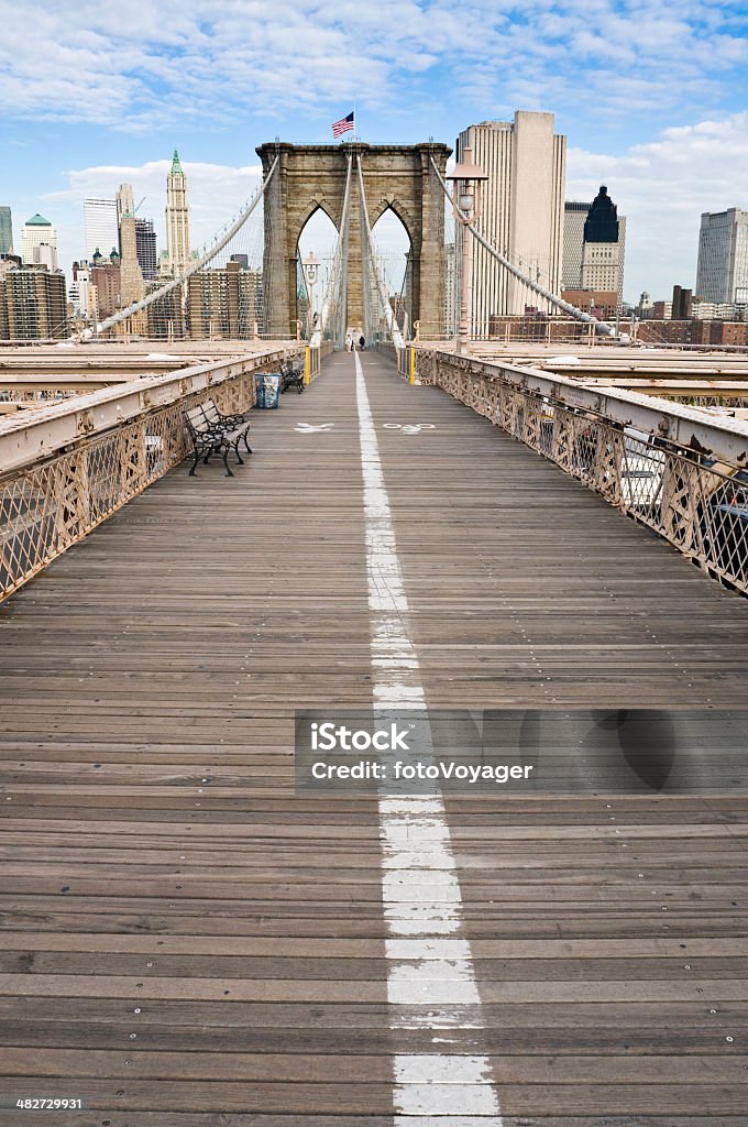 Puente de Brooklyn paseo a lo largo de la - Foto de stock de Puente - Estructura creada por humanos libre de derechos