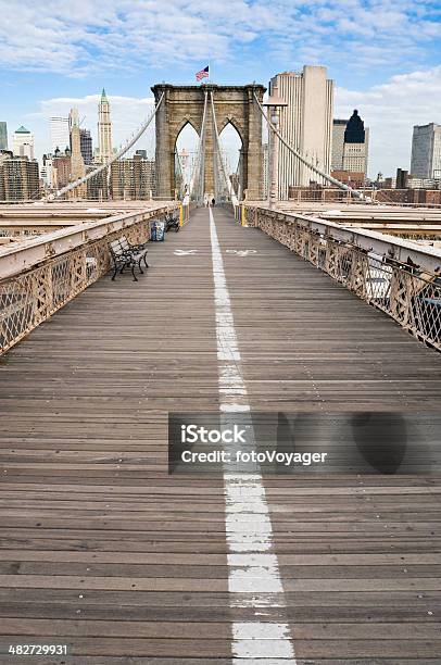 Puente De Brooklyn Paseo A Lo Largo De La Foto de stock y más banco de imágenes de Puente - Estructura creada por humanos - Puente - Estructura creada por humanos, Vertical, Aire libre