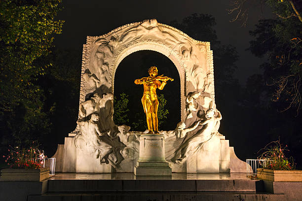 estátua de johann strauss no stadtpark em viena - vienna austria statue johann strauss statue - fotografias e filmes do acervo