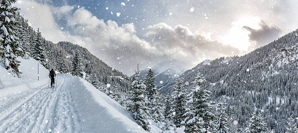 inverno nos alpes - mountain austria street footpath - fotografias e filmes do acervo