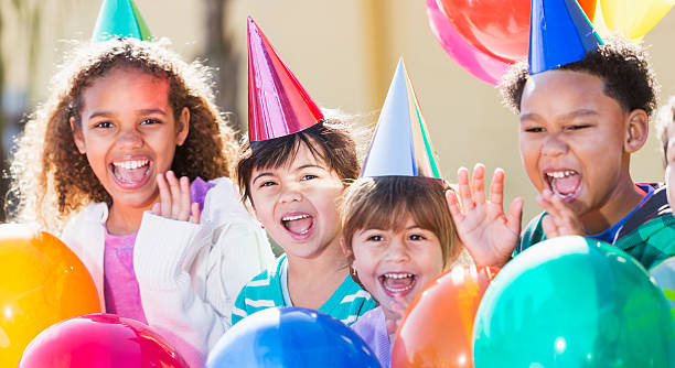 multirazziale bambini alla festa di compleanno - kids birthday party foto e immagini stock