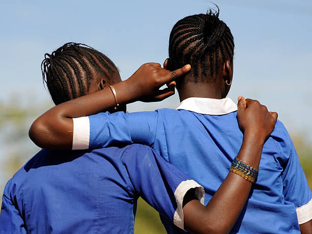 две молодые африканские школьницы, показывая frienship - rear view teenage girls sensuality women стоковые фото и изображения