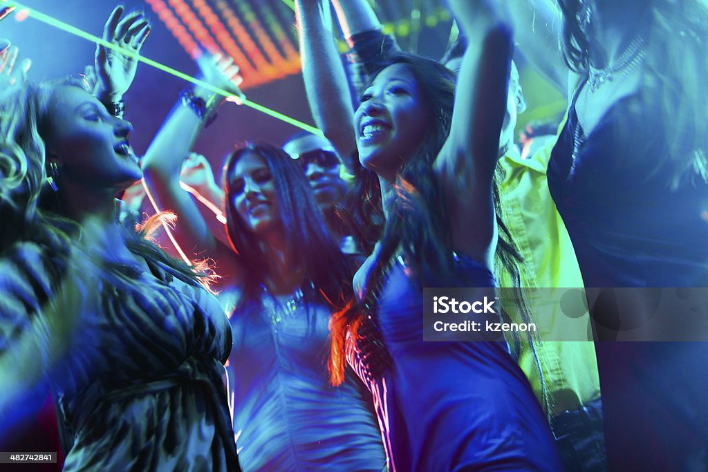 Fiesta gente bailando en la discoteca o club - Foto de stock de Bailar libre de derechos