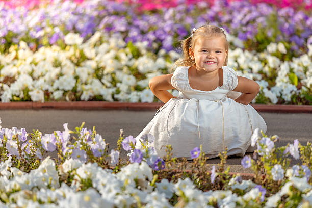 menina feliz ao ar livre - outdoors looking at camera little girls child - fotografias e filmes do acervo