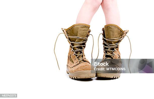 Photo libre de droit de Enfant Dans Les Bottes banque d'images et plus d'images libres de droit de Botte de combat - Botte de combat, Enfant, Adolescence