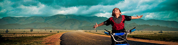 jazdy na rowerze - india mountain child people zdjęcia i obrazy z banku zdjęć