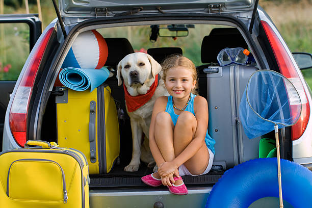 少女と犬用の夏のバケーション - キャンプ　準備 ストックフォトと画像