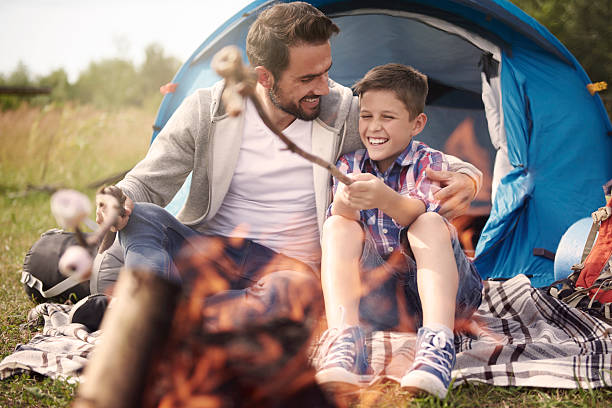 この日は男性のお客様のみ - camping family nature tent ストックフォトと画像