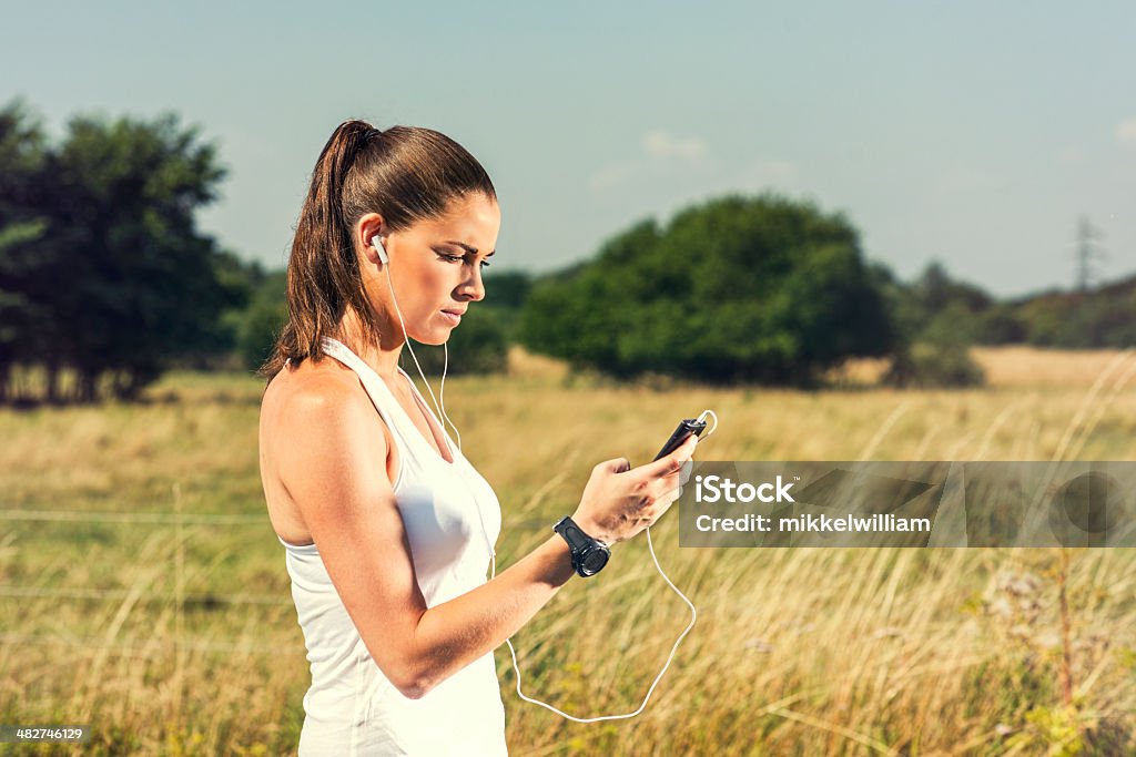 Mulher em roupa desportiva está ocupado com Telefone - Royalty-free 20-29 Anos Foto de stock