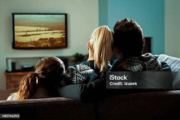 Foto de Família Assistindo Tv e mais fotos de stock de Televisor - Televisor, Indústria televisiva, Assistindo