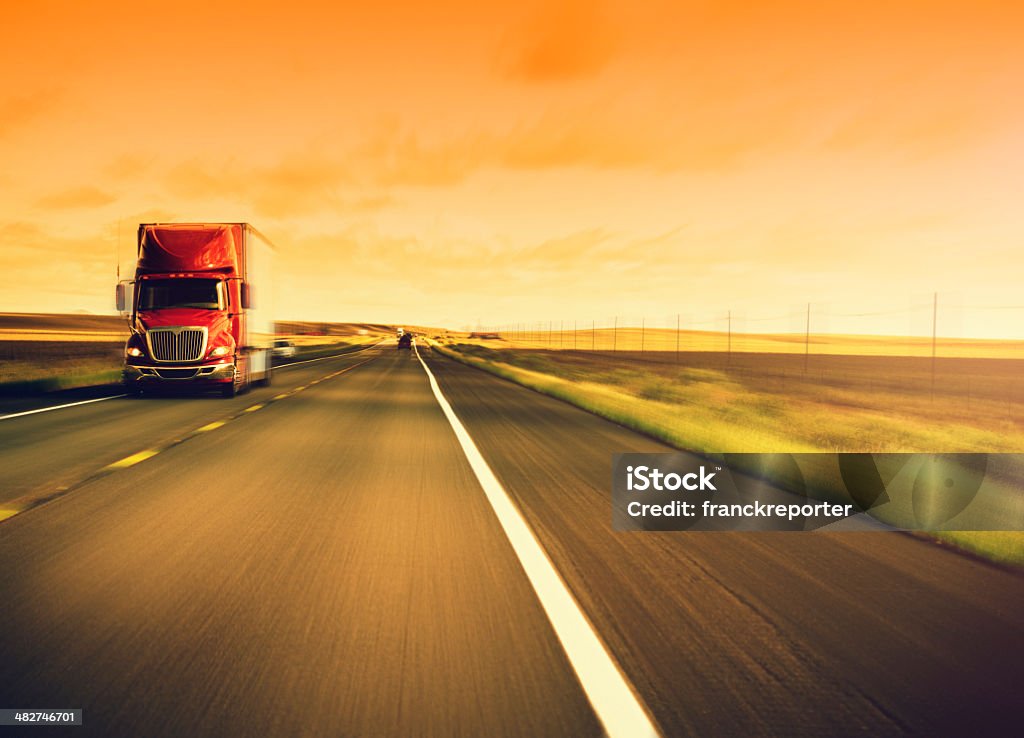 American camión en la route 66 de los Estados Unidos - Foto de stock de Camión articulado libre de derechos