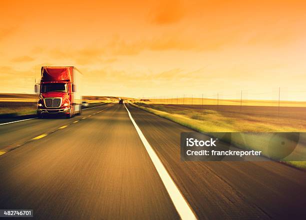 Amerykański Truck Na Trasie 66usa - zdjęcia stockowe i więcej obrazów Ciężarówka transportowa - Ciężarówka transportowa, Konwój, Ciężarówka