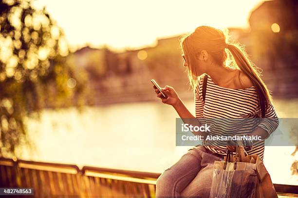 Junge Frau Mit Einem Smartphone Im Freien Stockfoto und mehr Bilder von Cool und Lässig - Cool und Lässig, Drahtlose Technologie, Eine Frau allein