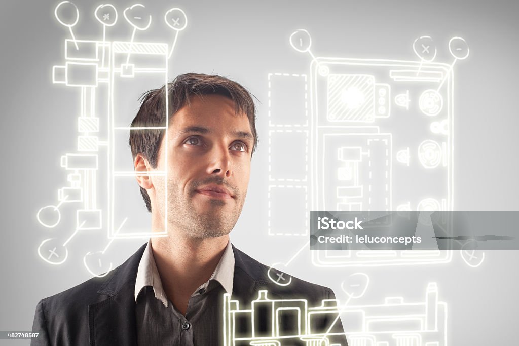 Hombre de negocios joven mirando el diagrama de vidrio - Foto de stock de 30-39 años libre de derechos