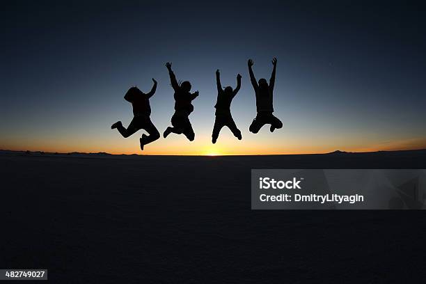 Amici Felici Saltando Allaperto - Fotografie stock e altre immagini di Festeggiamento - Festeggiamento, Vitalità, Bolivia