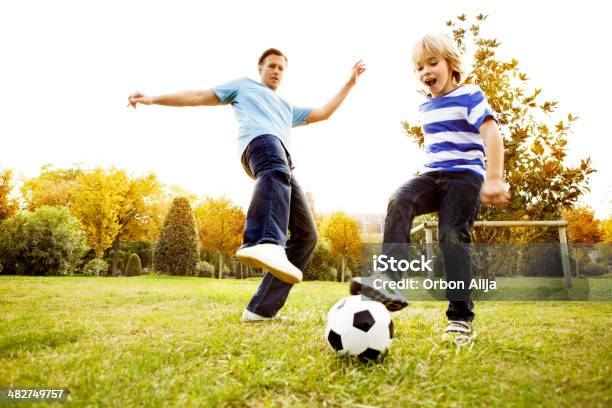 Padre E Figlio Giocare A Calcio - Fotografie stock e altre immagini di Calcio - Sport - Calcio - Sport, Bambino, Figlio maschio