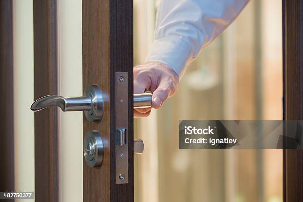 Puerta Batiente Foto de stock y más banco de imágenes de Cadena de puerta - Cadena de puerta, Cerrar, Puerta - Entrada