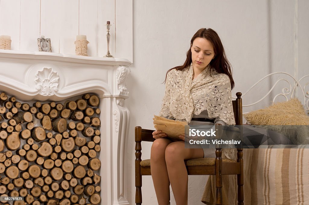 Elegante junge Frau in Ihrem Wohnzimmer - Lizenzfrei Abgeschiedenheit Stock-Foto